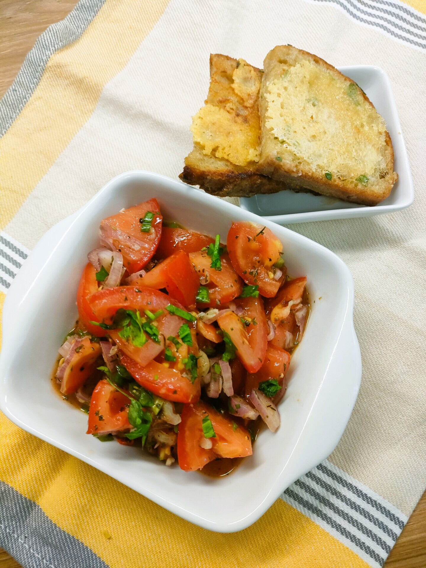 Фото к рецепту: Салат из помидоров к шашлыку “средиземноморский”