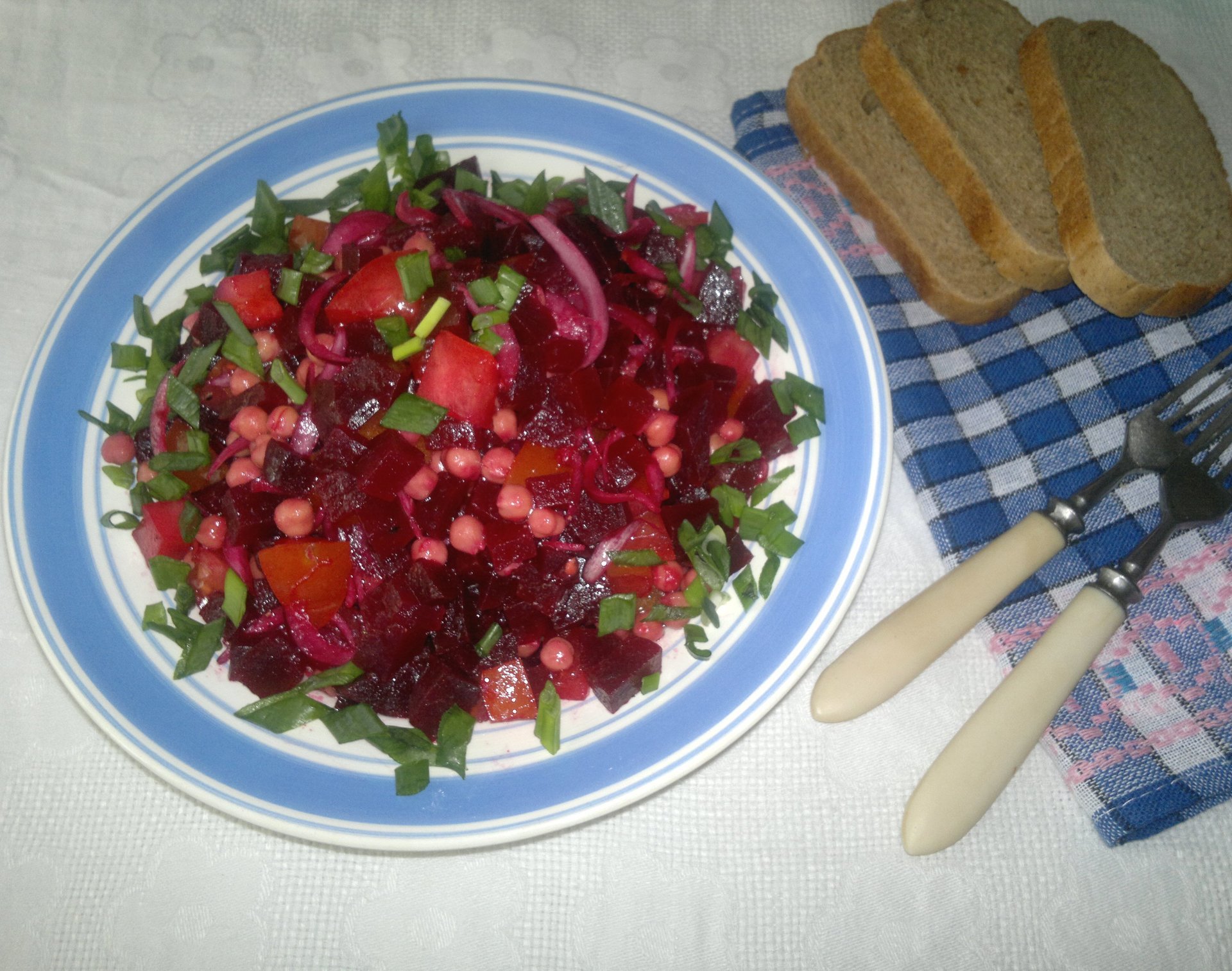 Фото к рецепту: Салат из свёклы с помидорами, нутом и фиолетовым луком #постныйстол