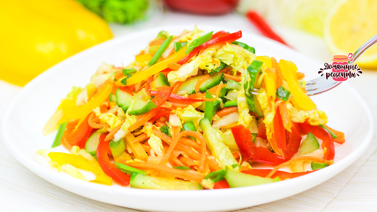 Фото к рецепту: Хрустящий салат витаминка с пекинской капустой, огурцом и яркими перцами