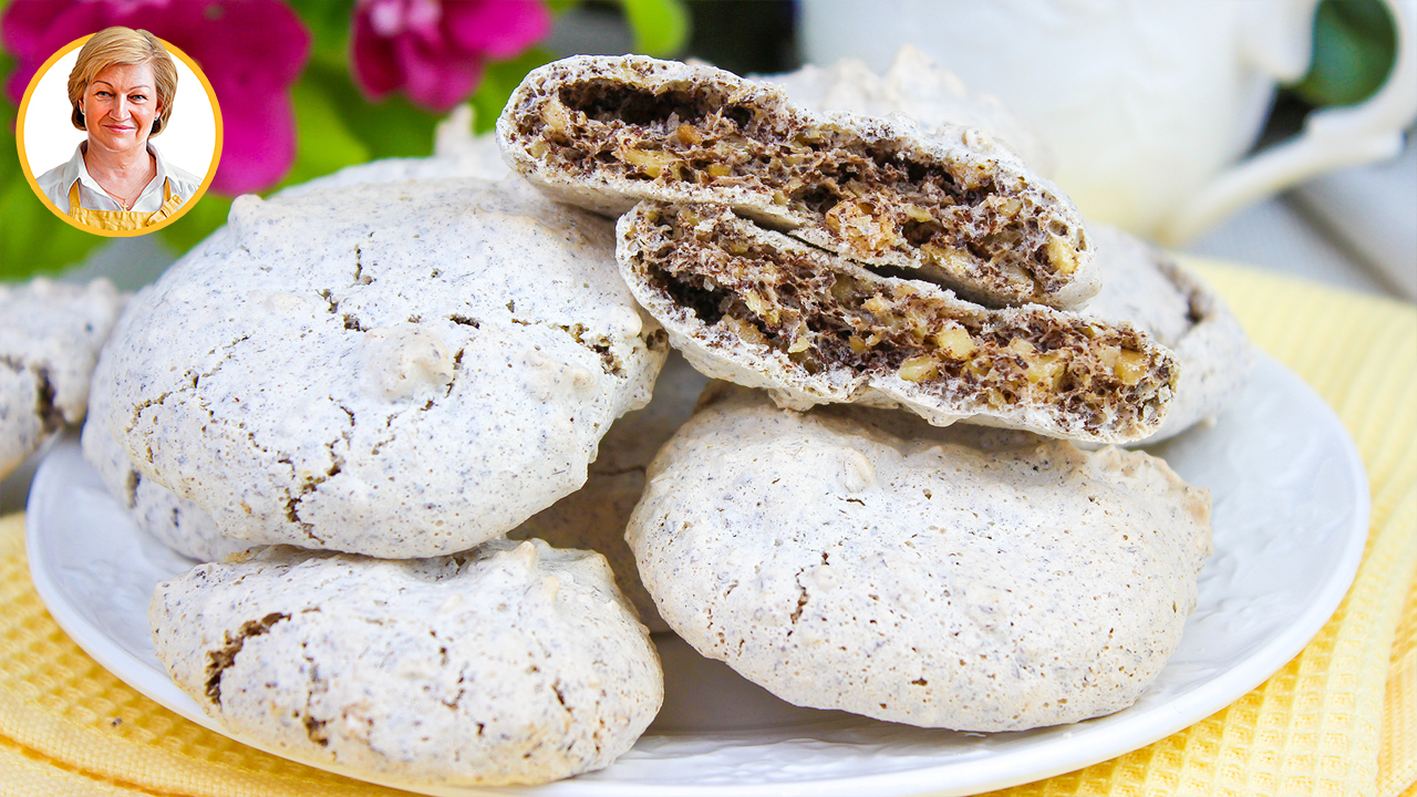 Фото к рецепту: Меренговое печенье с орехами и шоколадом