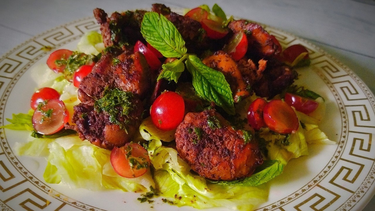 Фото к рецепту: Салат с куриной печенью и мятным соусом