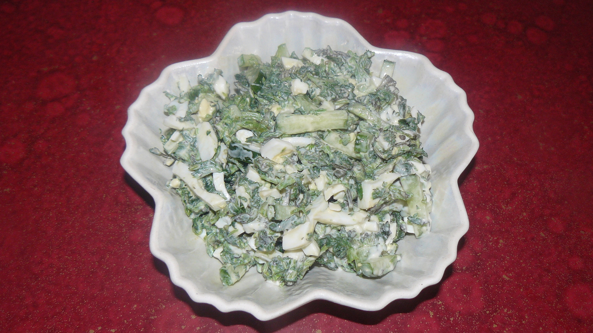 Фото к рецепту: Салат из крапивы