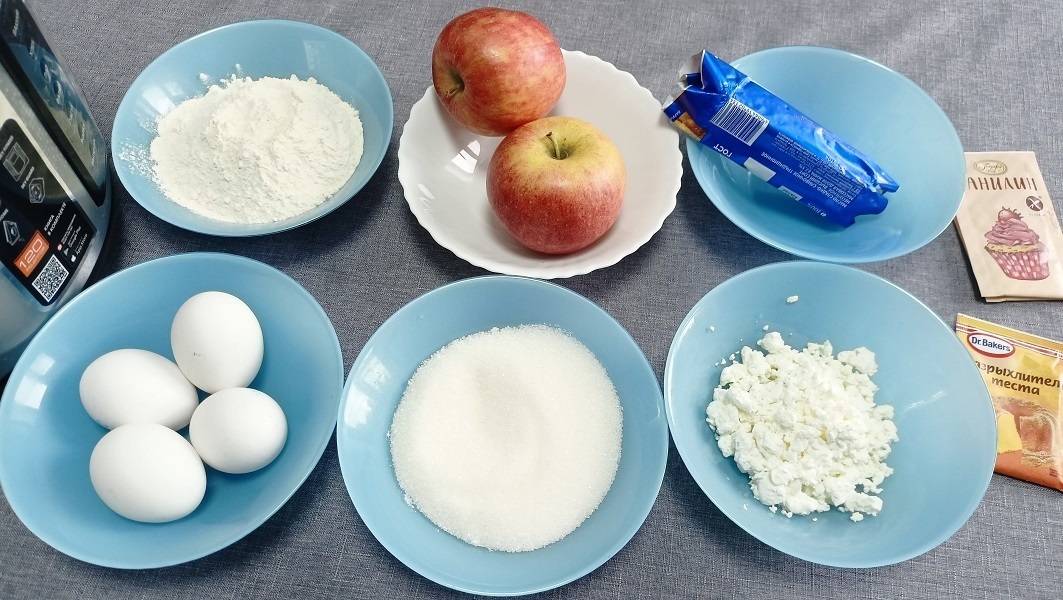 Шарлотка с яблоками и творогом — рецепт выпечки в мультиварке: шаг 1