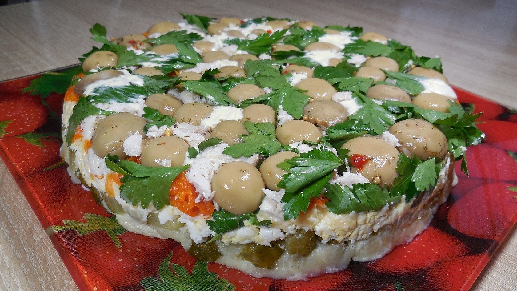 Фото к рецепту: Праздничный салат «грибная полянка»