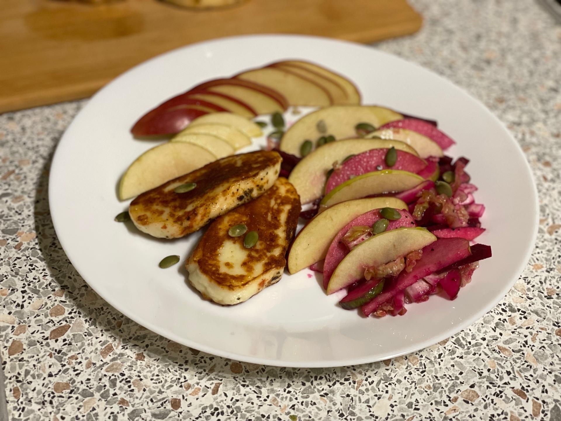 Фото к рецепту: Салат с маринованной свеклой и яблоком
