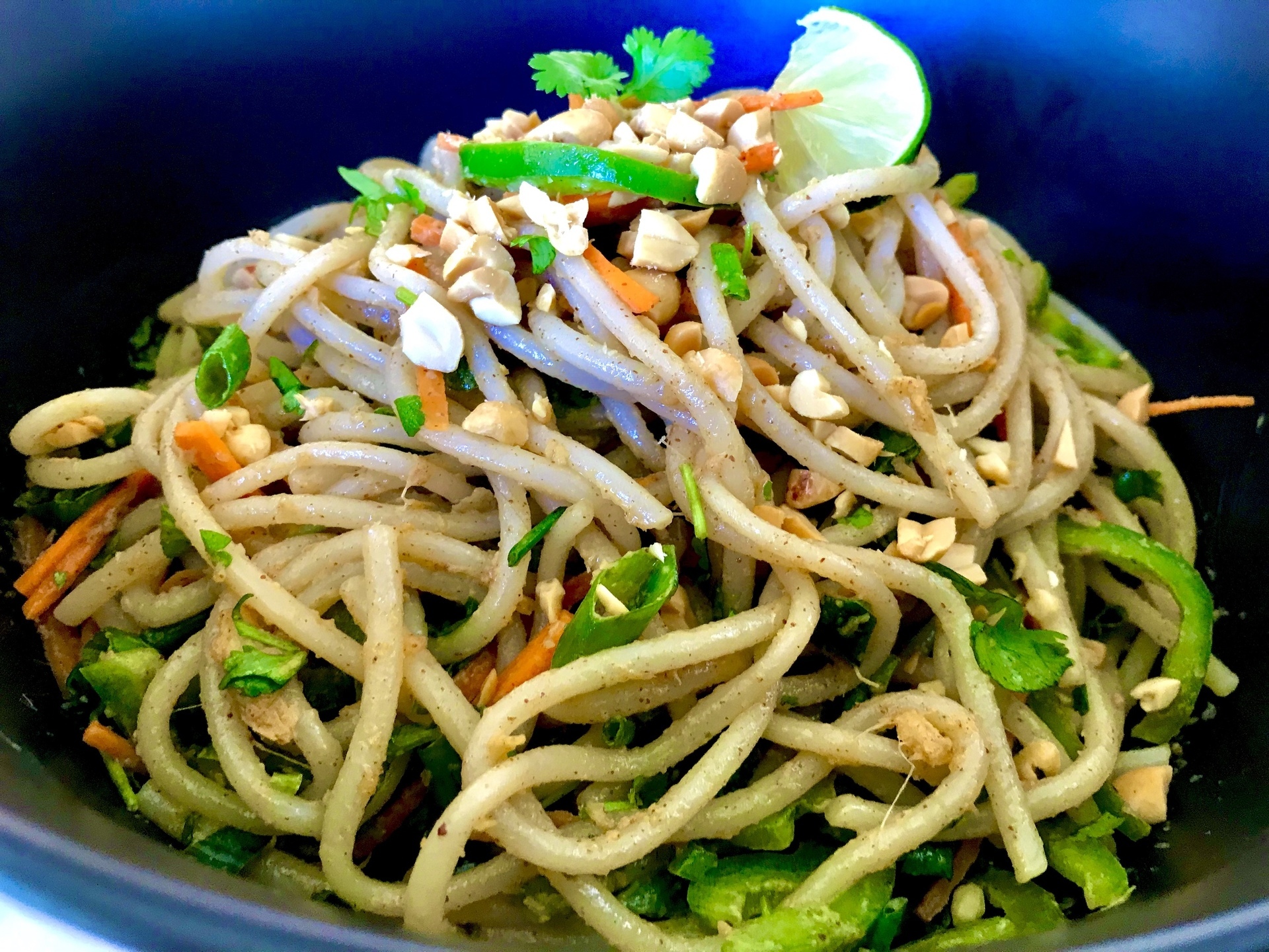 Фото к рецепту: Салат тайский из лапши