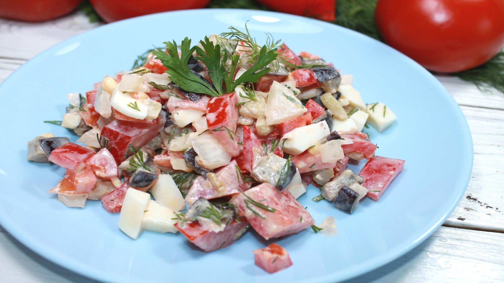 Фото к рецепту: Вкусный осенний салат с баклажанами