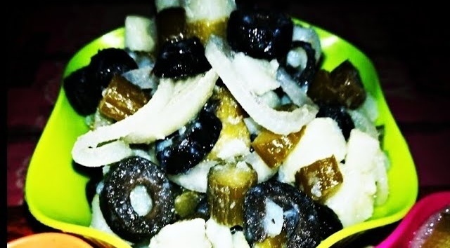 Фото к рецепту: Салат без майонеза с маслинами