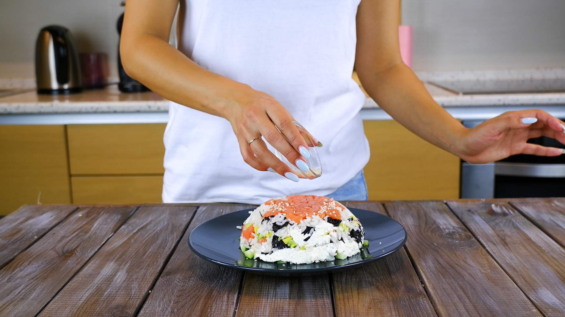 Фото к рецепту: Салат суши — суши филадельфия — ленивые суши