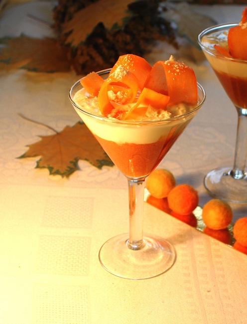 Десерт из хурмы,сливочного мусса, белого шоколада и морковной стружки