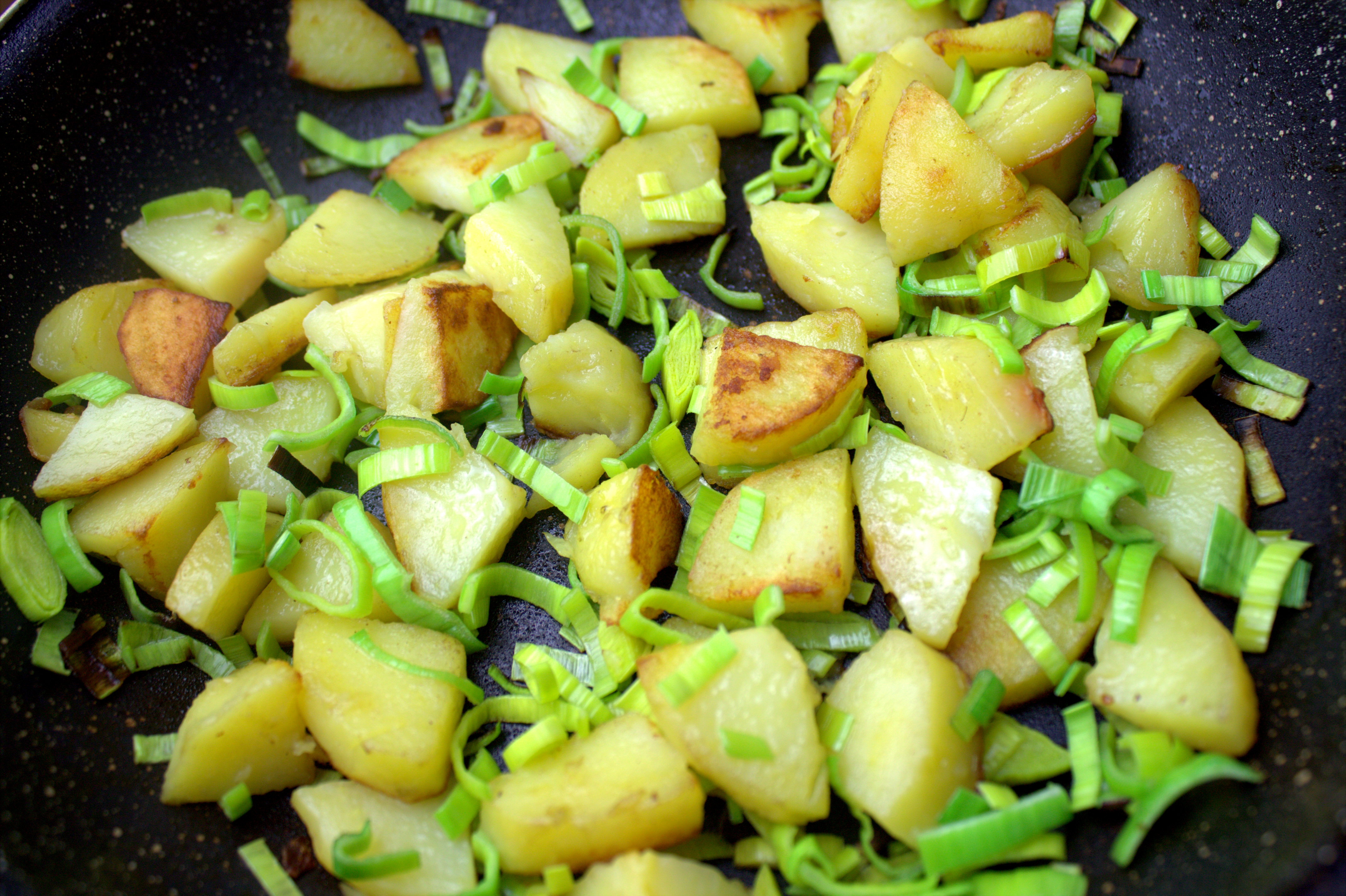 Тёплый салат с жареным картофелем и лососем: шаг 3