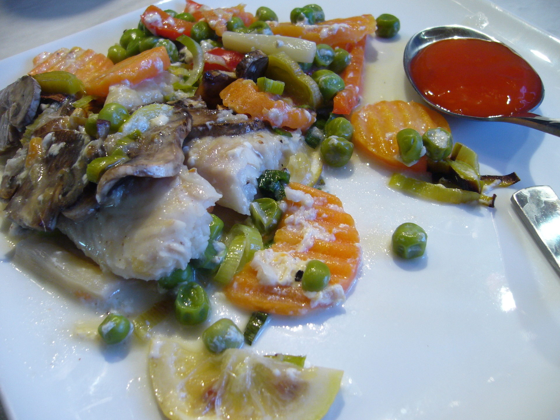 Фото к рецепту: Рыба тушеная с овощами и грибами