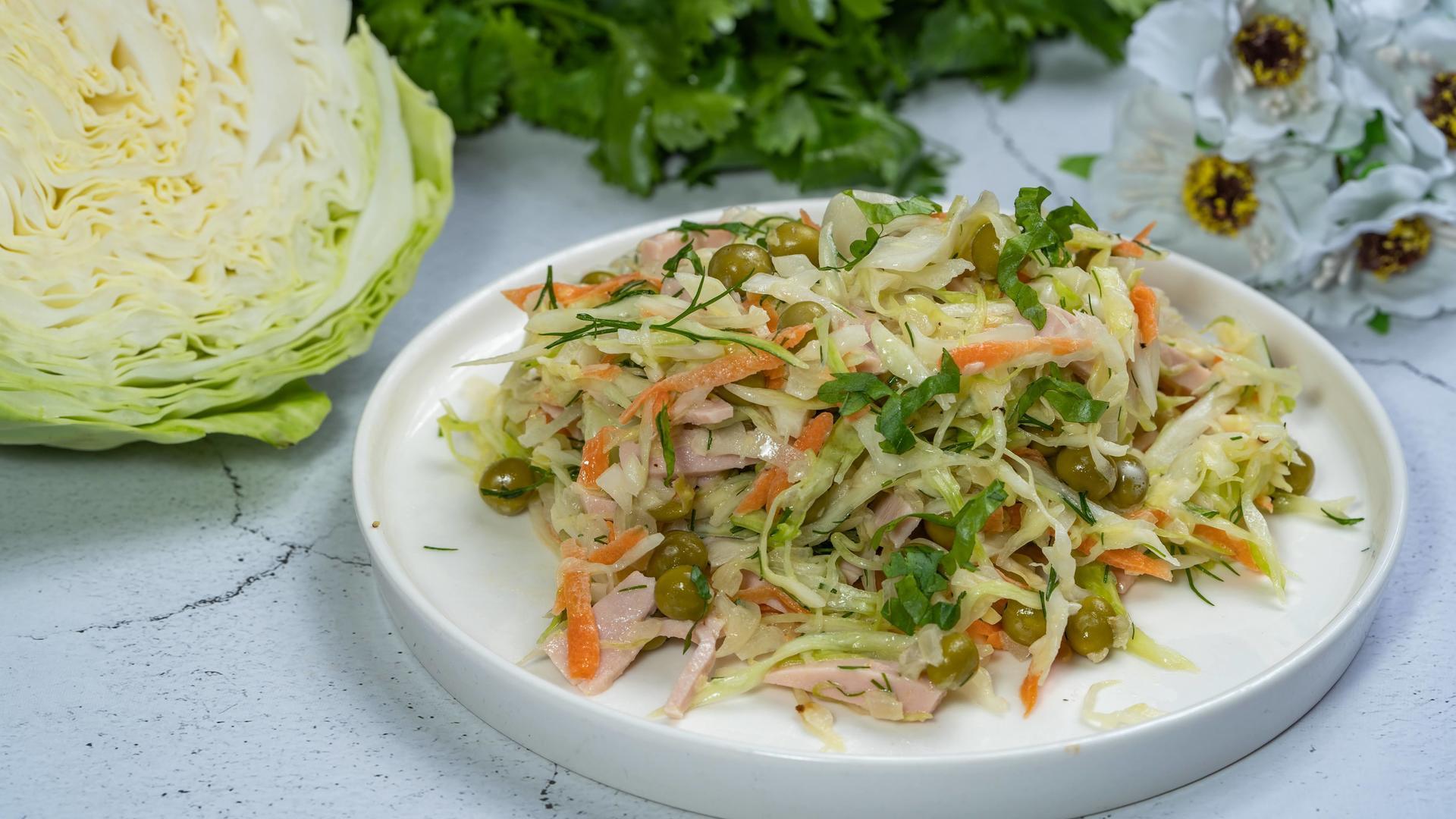 Фото к рецепту: Летний салат из капусты и моркови с варёной колбасой