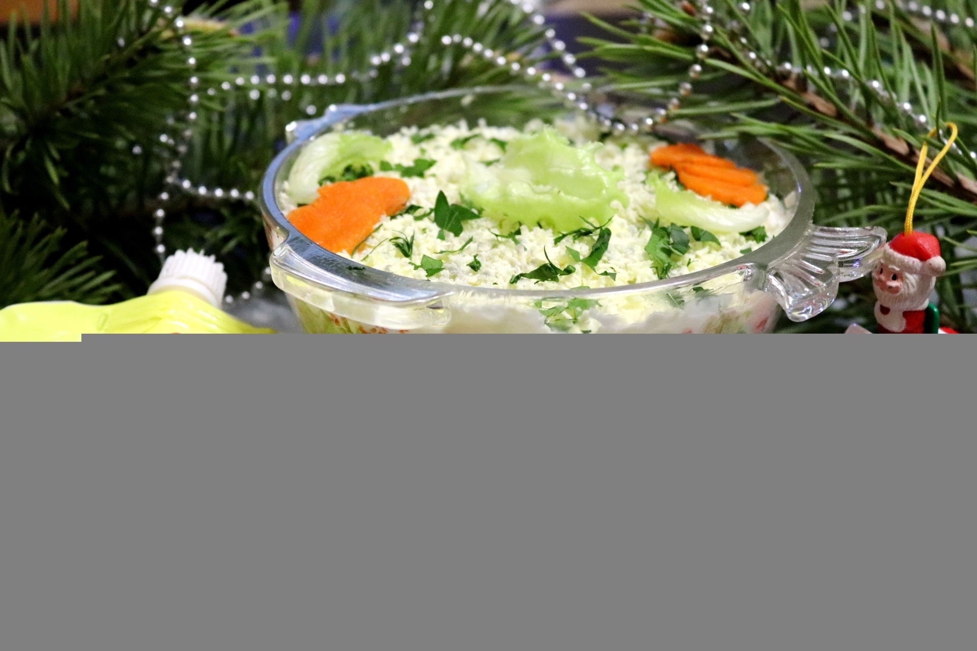 Фото к рецепту: Салат "мимоза" с копченым палтусом, зеленым салатом и майонезом махеевъ