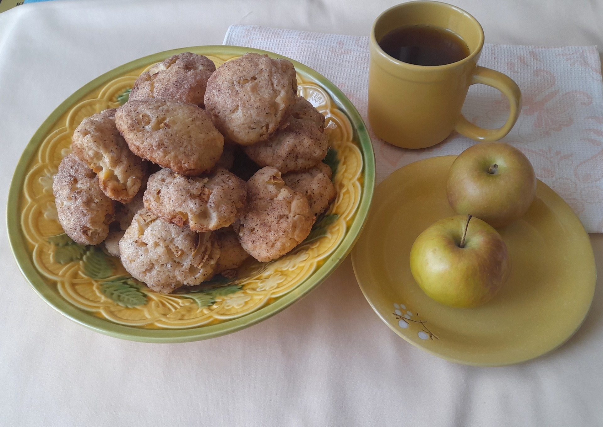 Фото к рецепту: Творожное печенье с яблоками