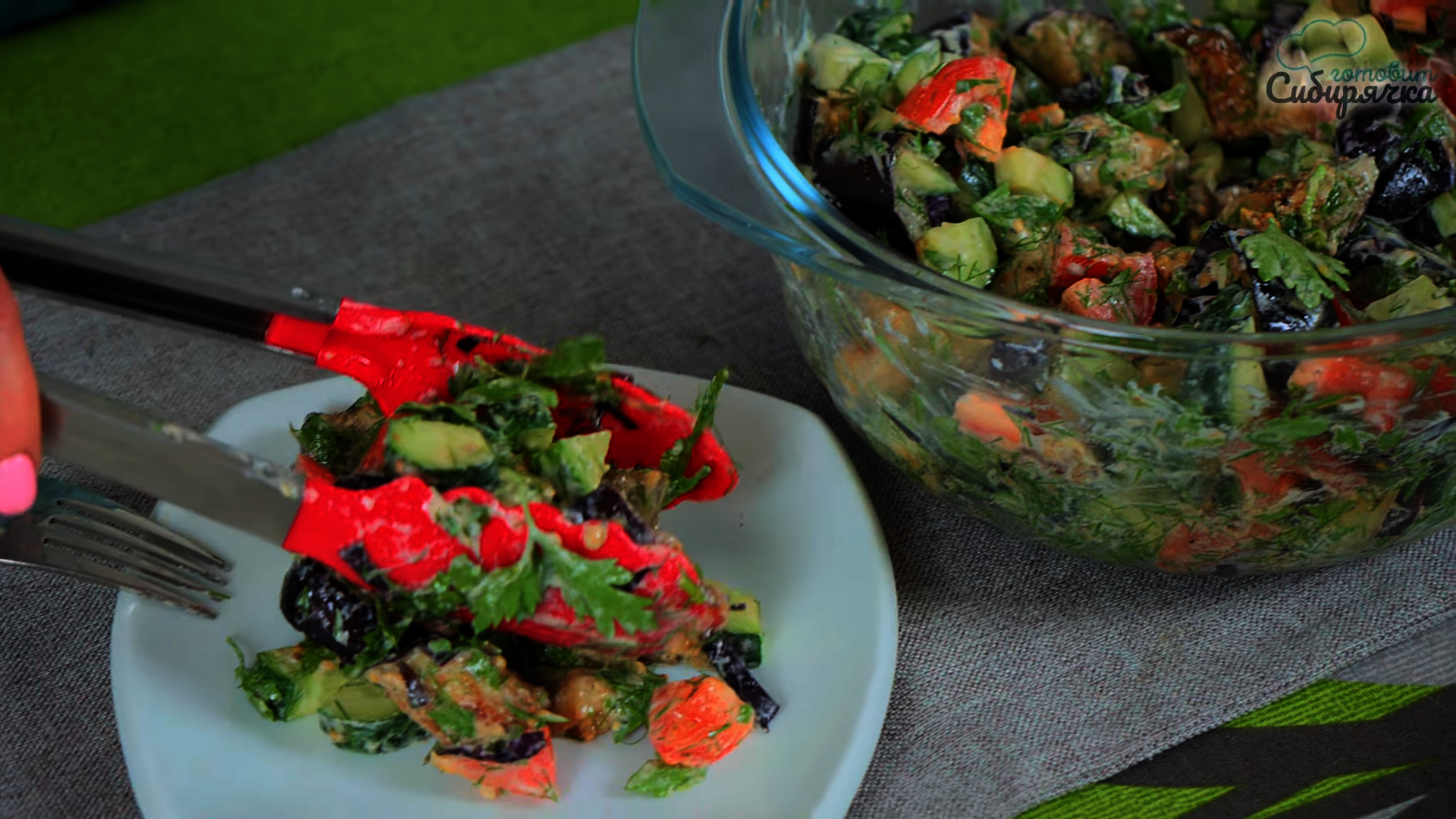 Закусочный овощной салат с баклажанами и зеленью: шаг 8
