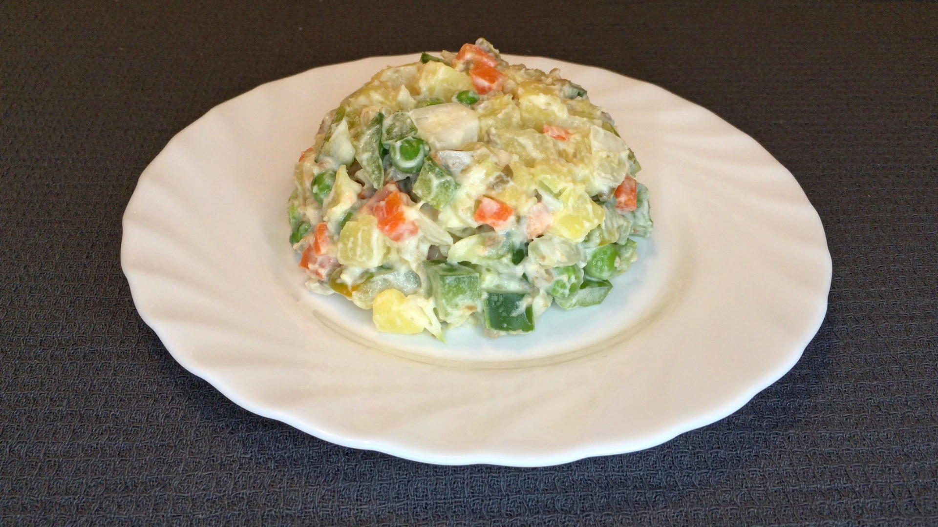 Фото к рецепту: Картофельный салат с болгарским перцем и оливками