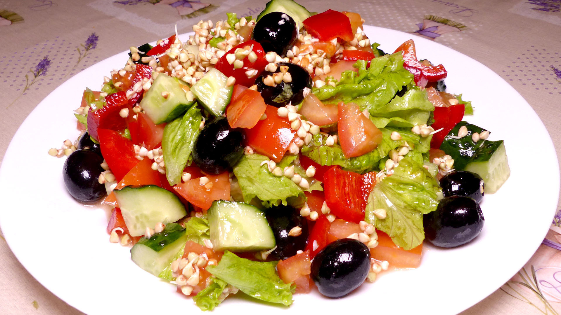 Фото к рецепту: Овощной салат из пророщенной зеленой гречки