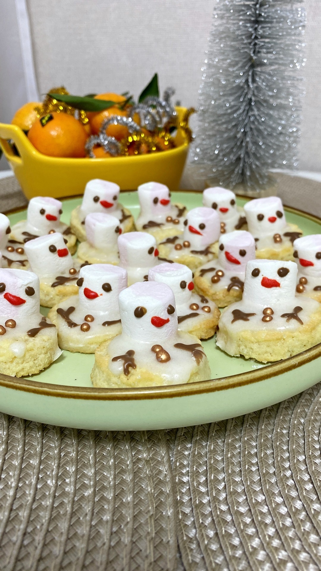 Фото к рецепту: Печенье "тающие снеговики"
