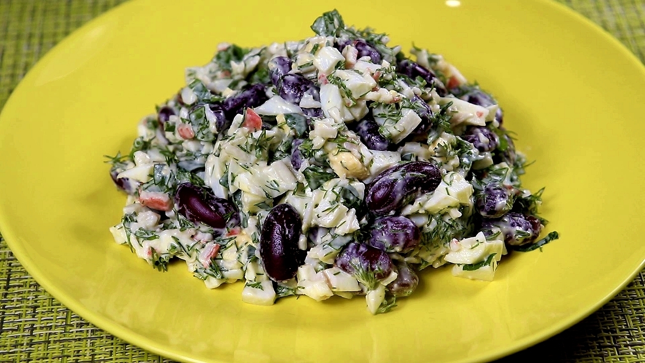 Фото к рецепту: Салат с крабовыми палочками и красной фасолью