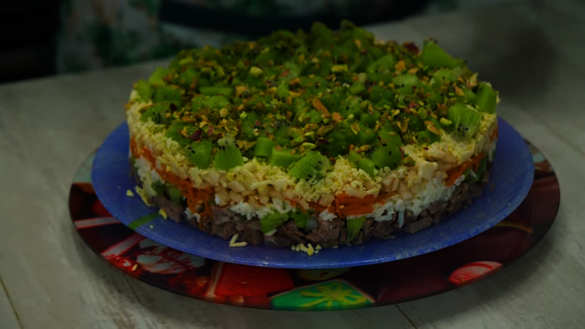 Фото к рецепту: Праздничный салат «изумруд»