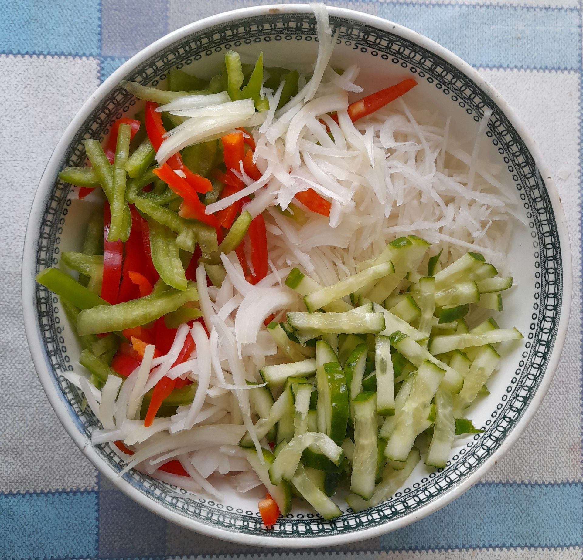 Салат из редьки с овощами: шаг 6