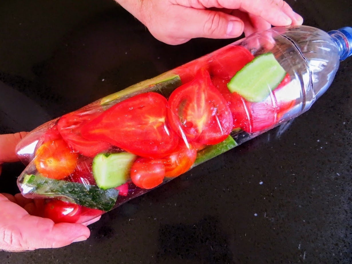 Фото к рецепту: Маринованные овощи в бутылке