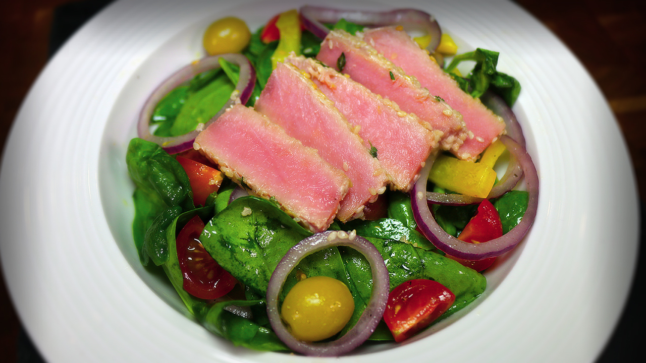 Фото к рецепту: Салат с жареным тунцом и овощами