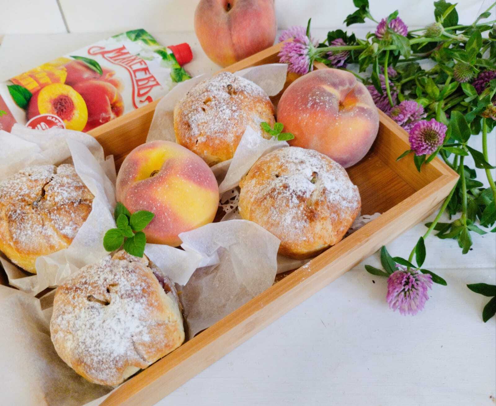 Фото к рецепту: Персики с грецкими орехами и джемом #махеевъ в тесте