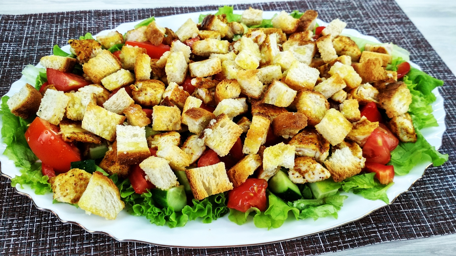 Фото к рецепту: Овощной салат с куриной грудкой и сухариками