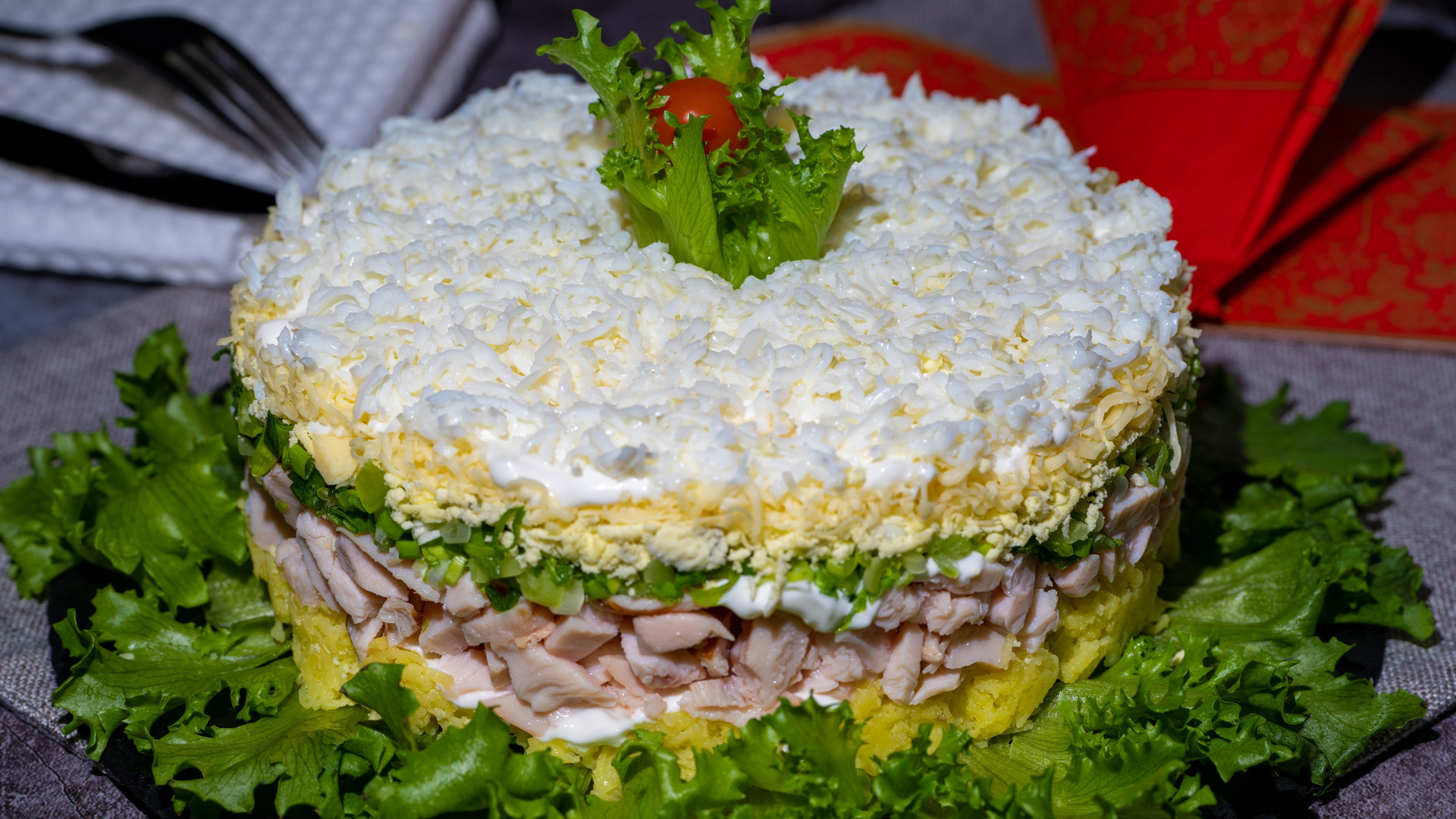 Фото к рецепту: Слоеный салат «невеста» с копченой курицей и картошкой