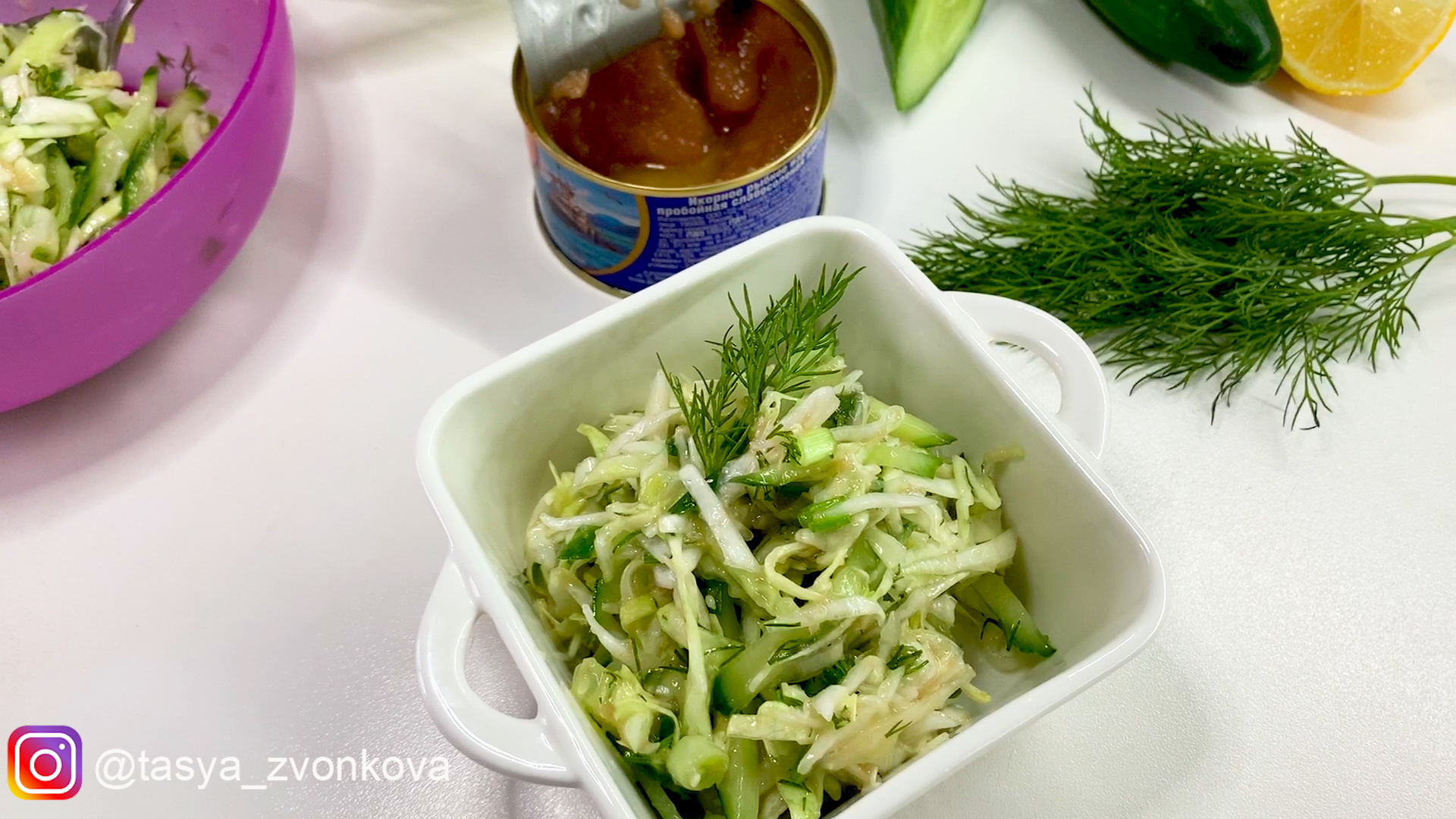 Фото к рецепту: Салат из капусты с икрой