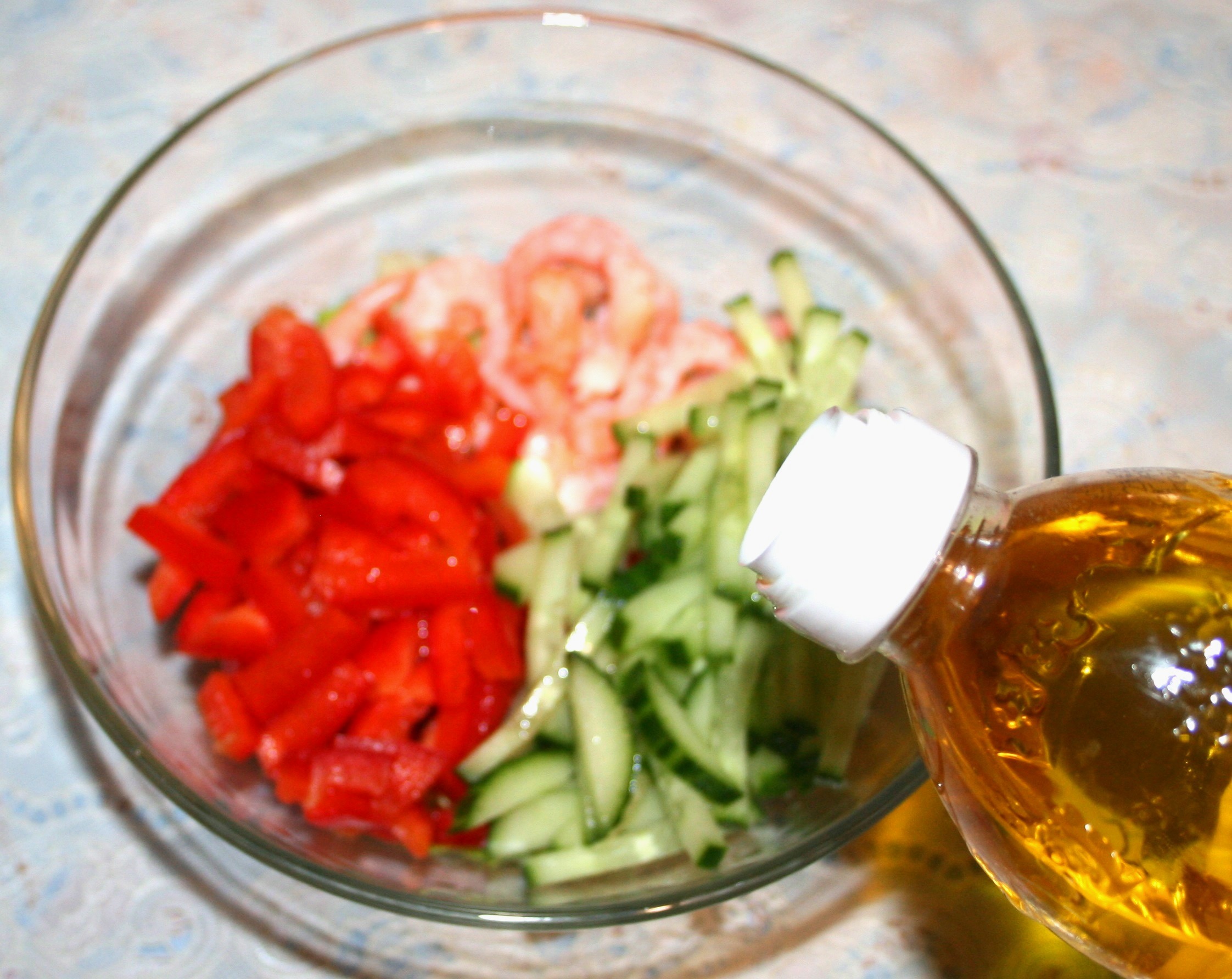 Овощной салат с креветками в тарталетках из лаваша: шаг 7
