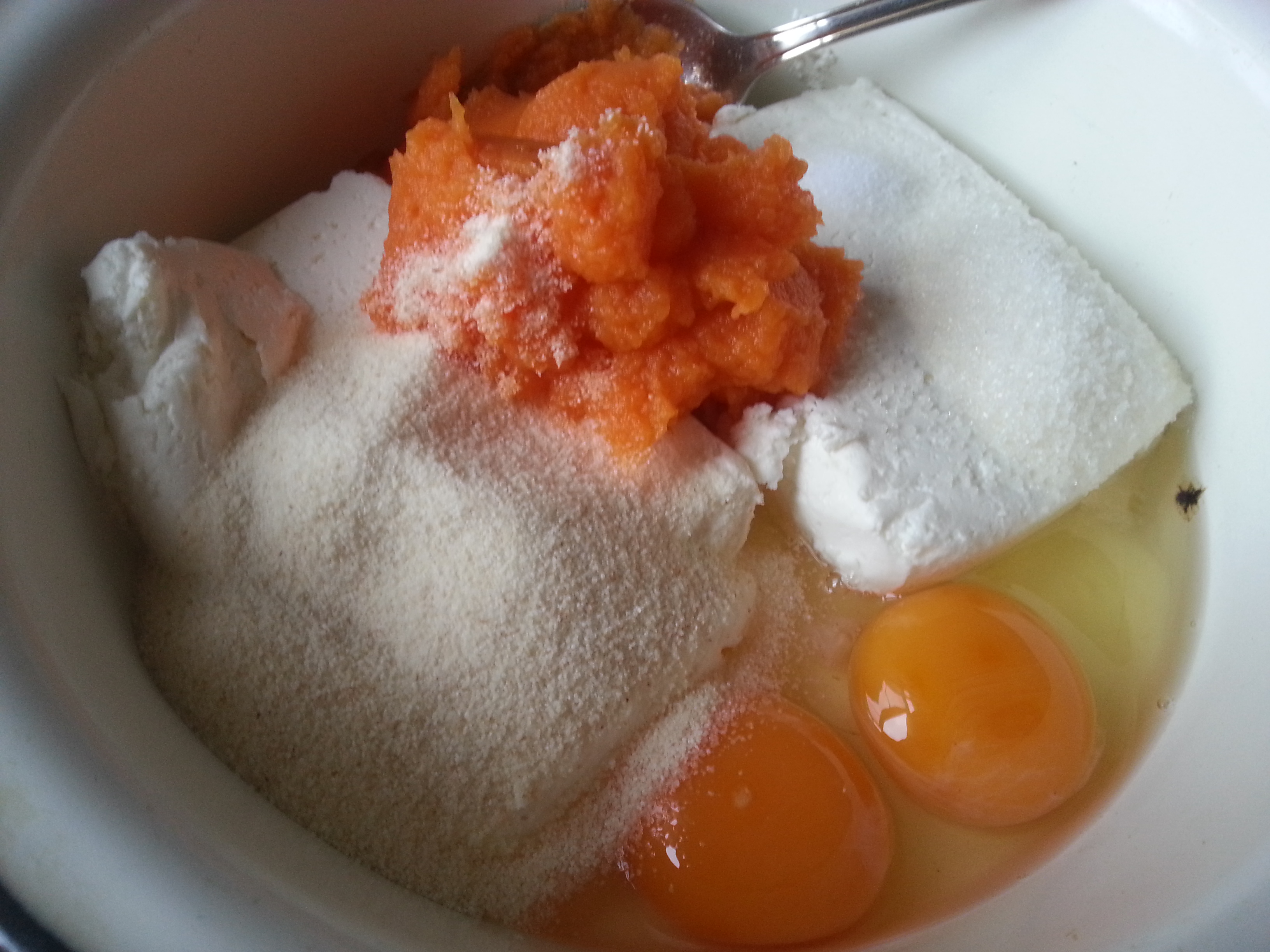 Творожная запеканка с морковью и ананасовым кремом: шаг 1