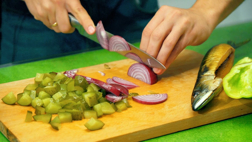 Салат из копченой скумбрии с маринованными огурцами: шаг 2