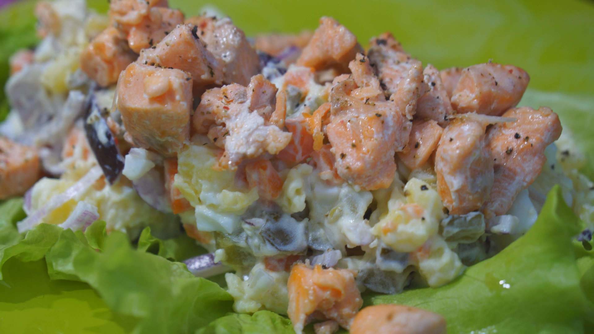 Фото к рецепту: Овощной салат с форелью