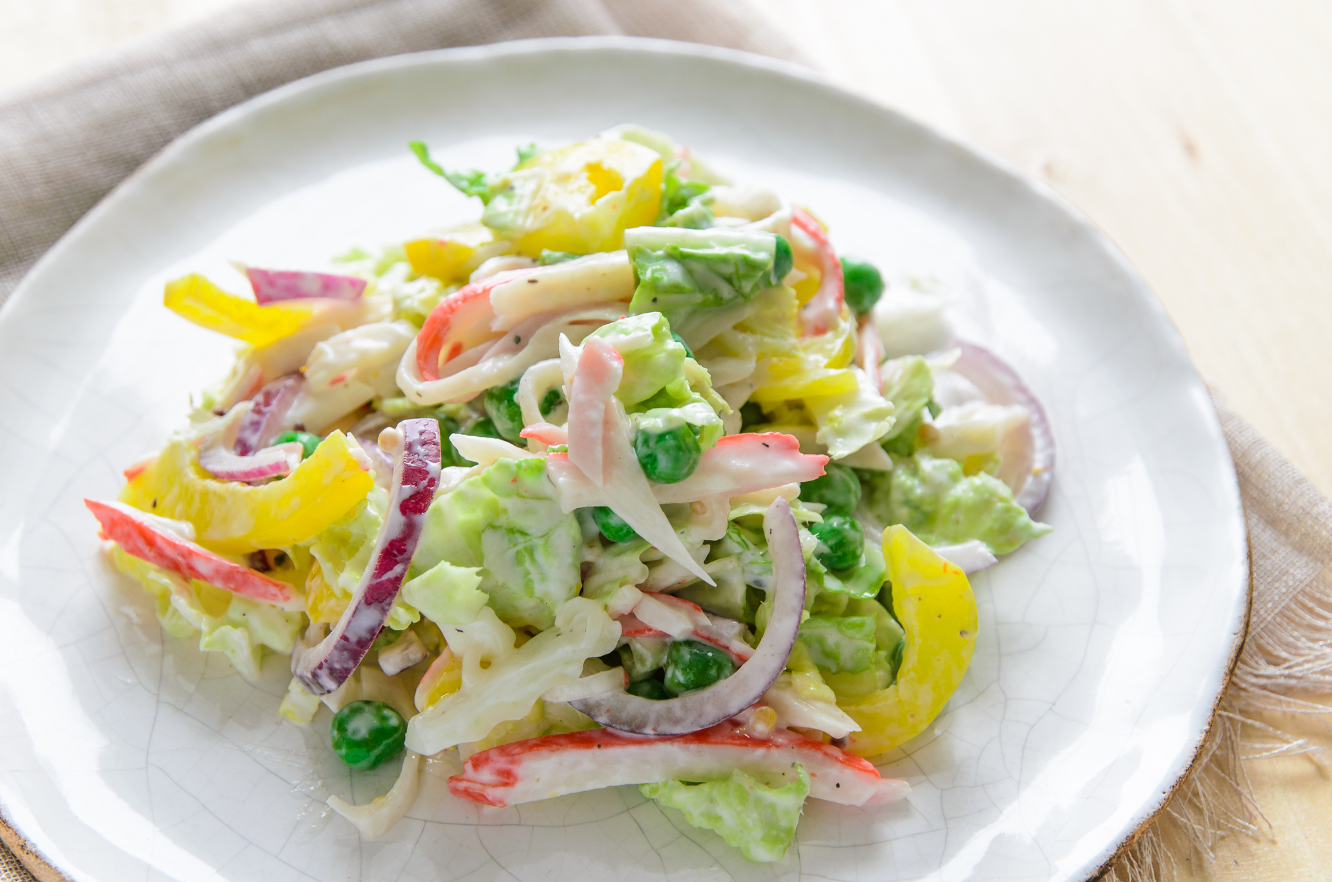 Фото к рецепту: Салат с крабовыми палочками и пекинской капустой