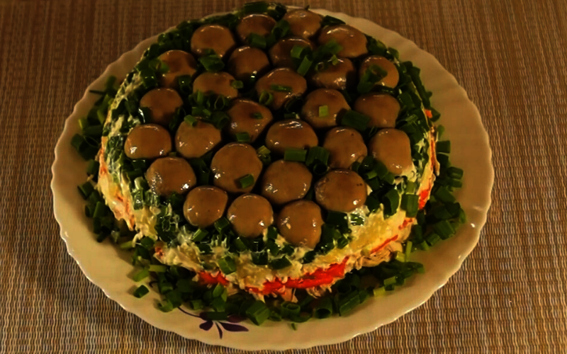 Фото к рецепту: Слоеный салат грибная поляна с шампиньонами и курицей