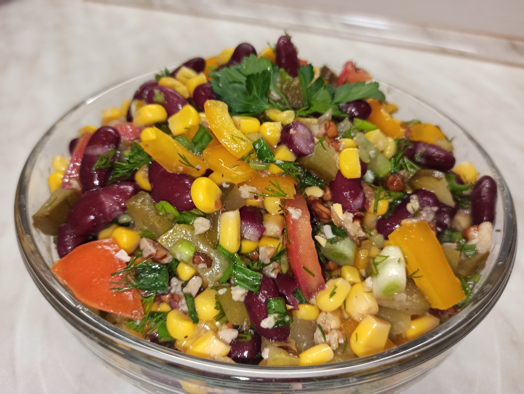 Фото к рецепту: Салат с солёными огурцами и овощами без майонеза