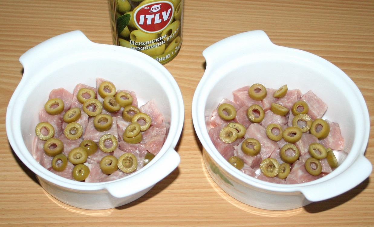 Свинина с овощами и оливками в горшочках: шаг 10