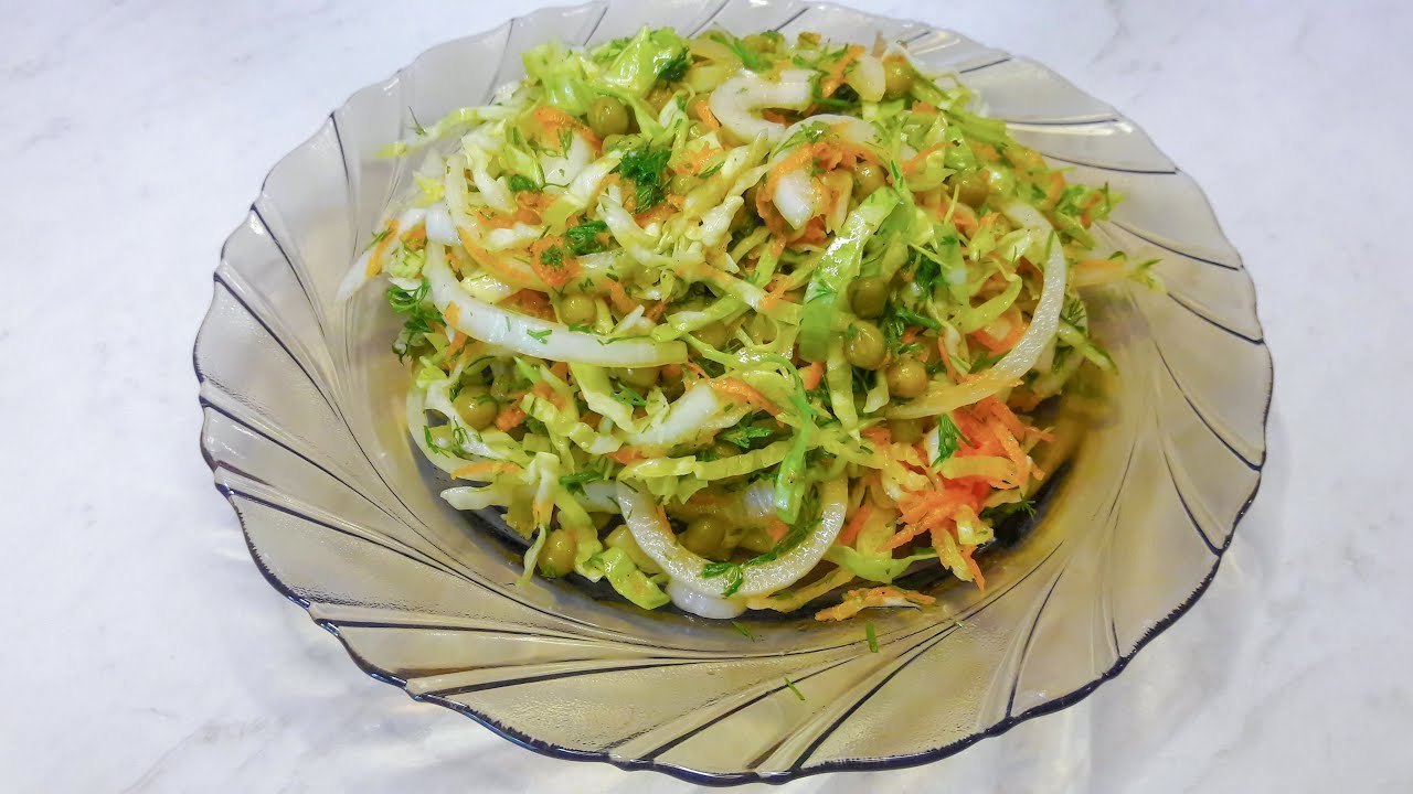 Фото к рецепту: Витаминный салат из свежей капусты