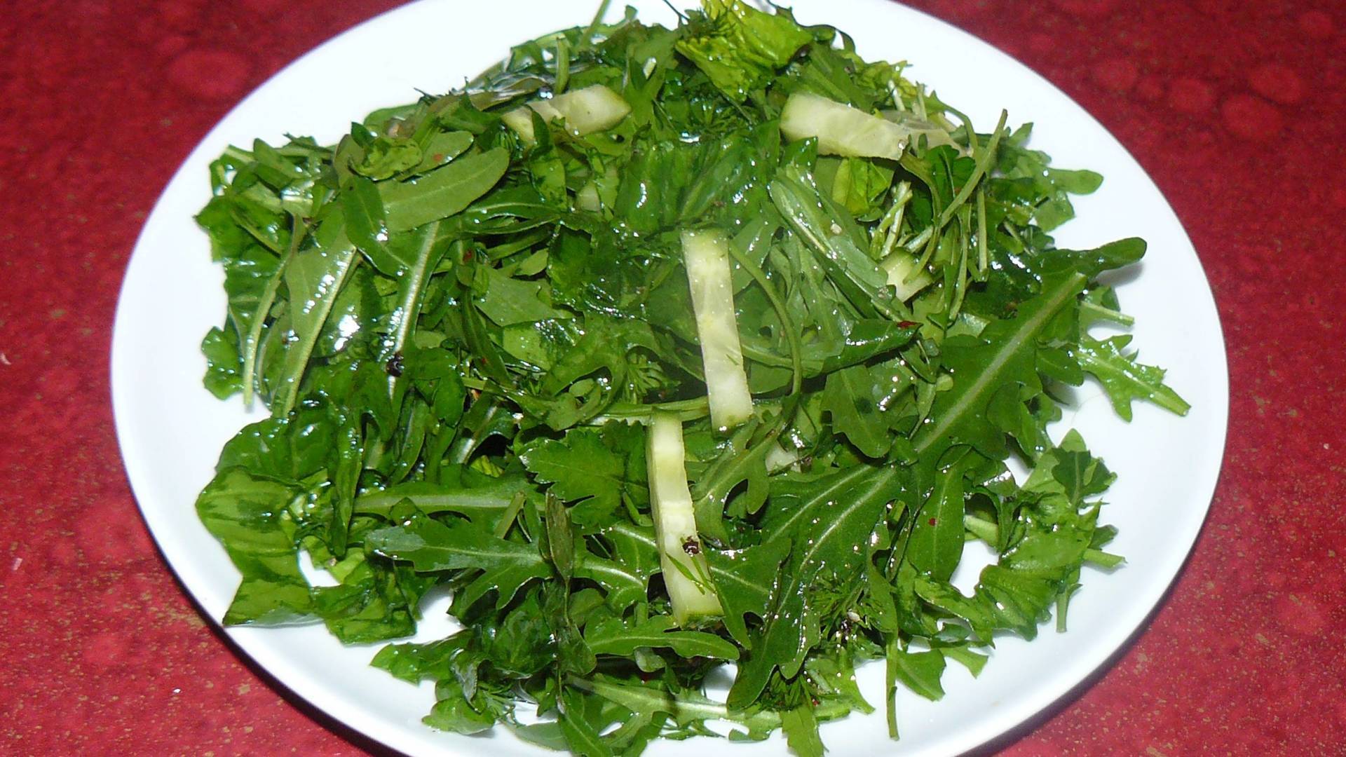 Фото к рецепту: Зеленый салат с рукколой и шпинатом
