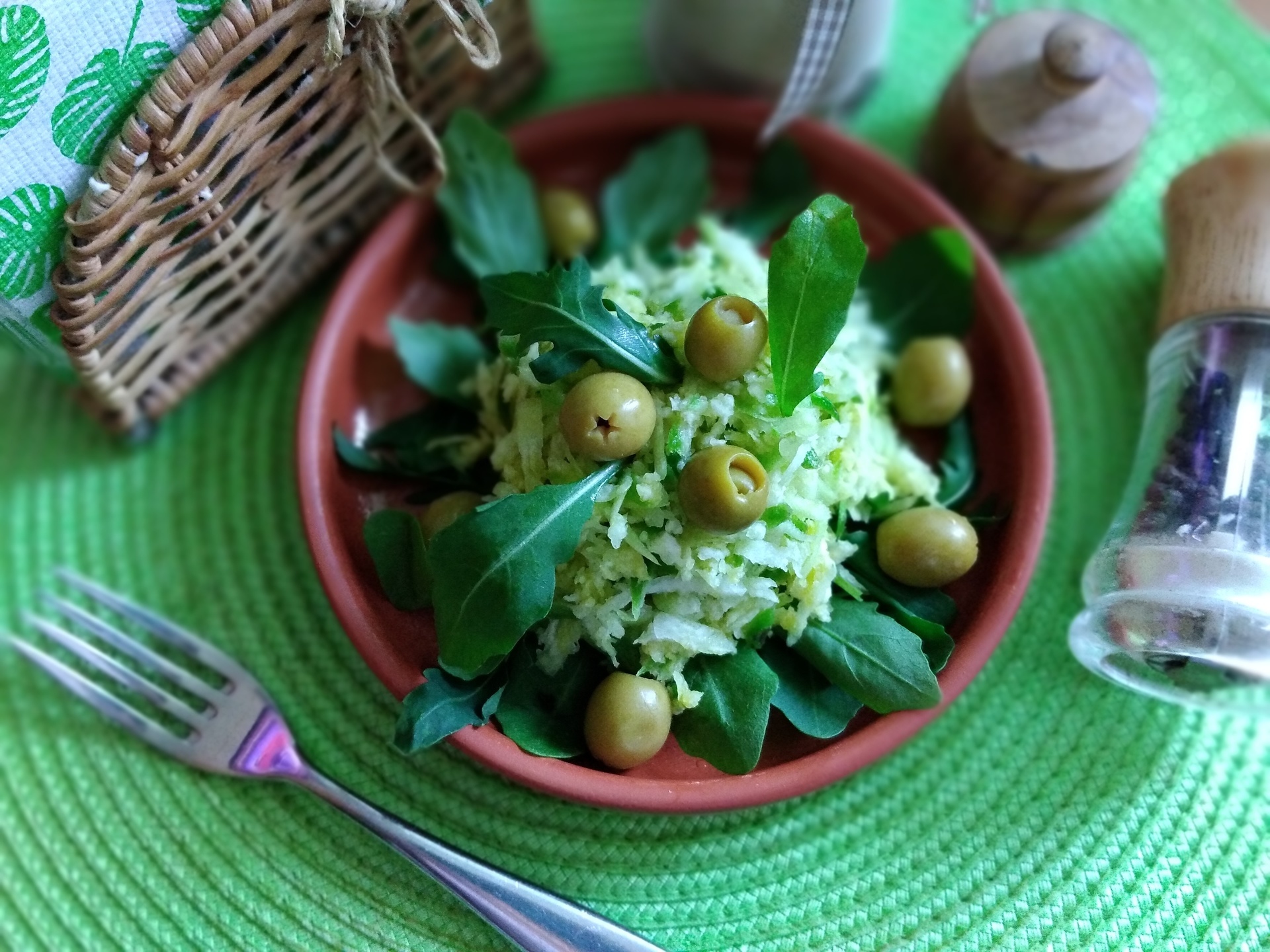 Фото к рецепту: Салат "зелёный № 1" с редькой и рукколой #постныйстол