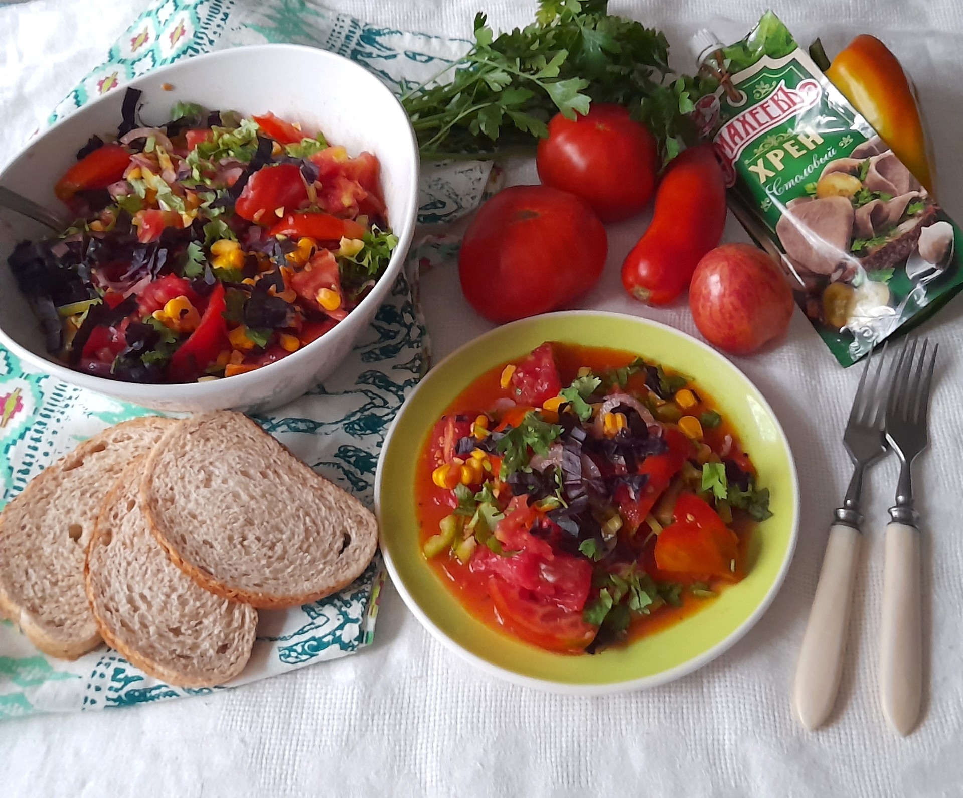 Фото к рецепту: Салат из помидоров с кукурузой "махеевъ" #махеевъ