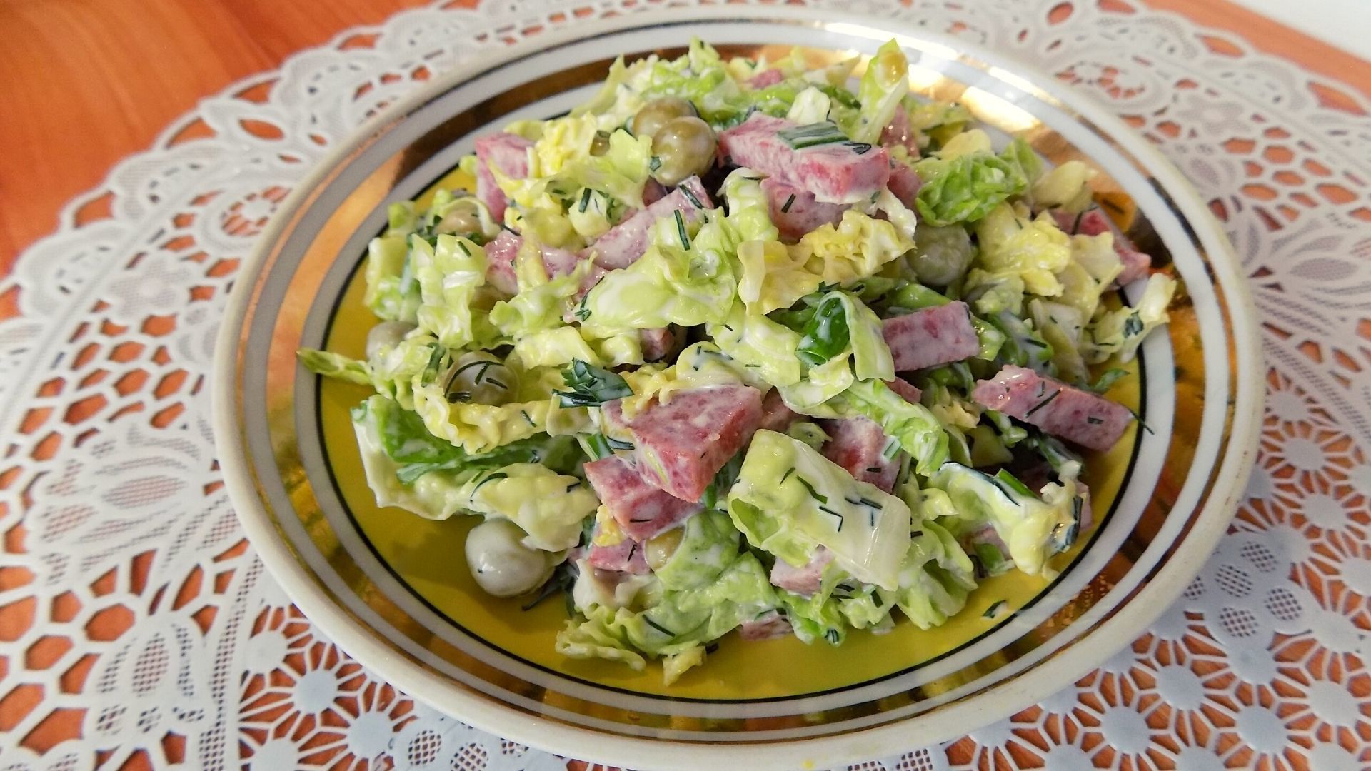 Фото к рецепту: Салат из савойской капусты с горохом и колбасой