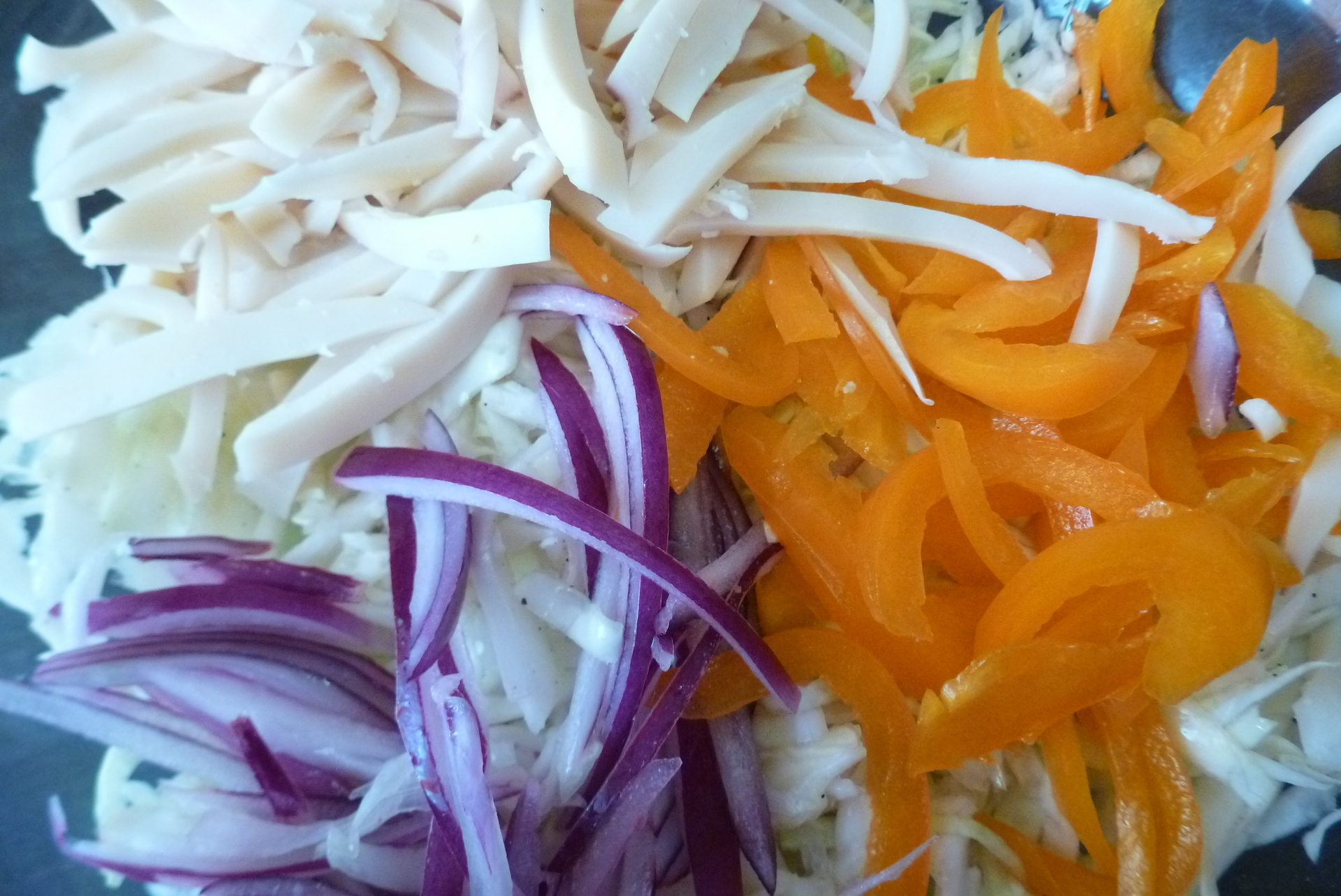 Капустный салат с кальмарами под чесночной заправкой #постныйстол: шаг 4