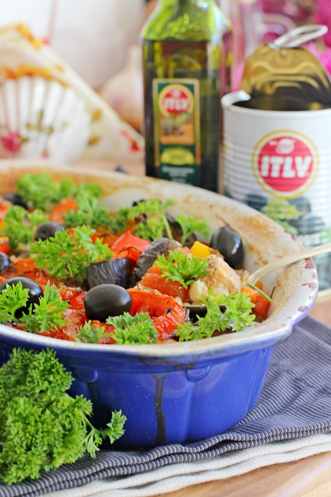 Фото к рецепту: Мясное рагу с овощами и маслинами.