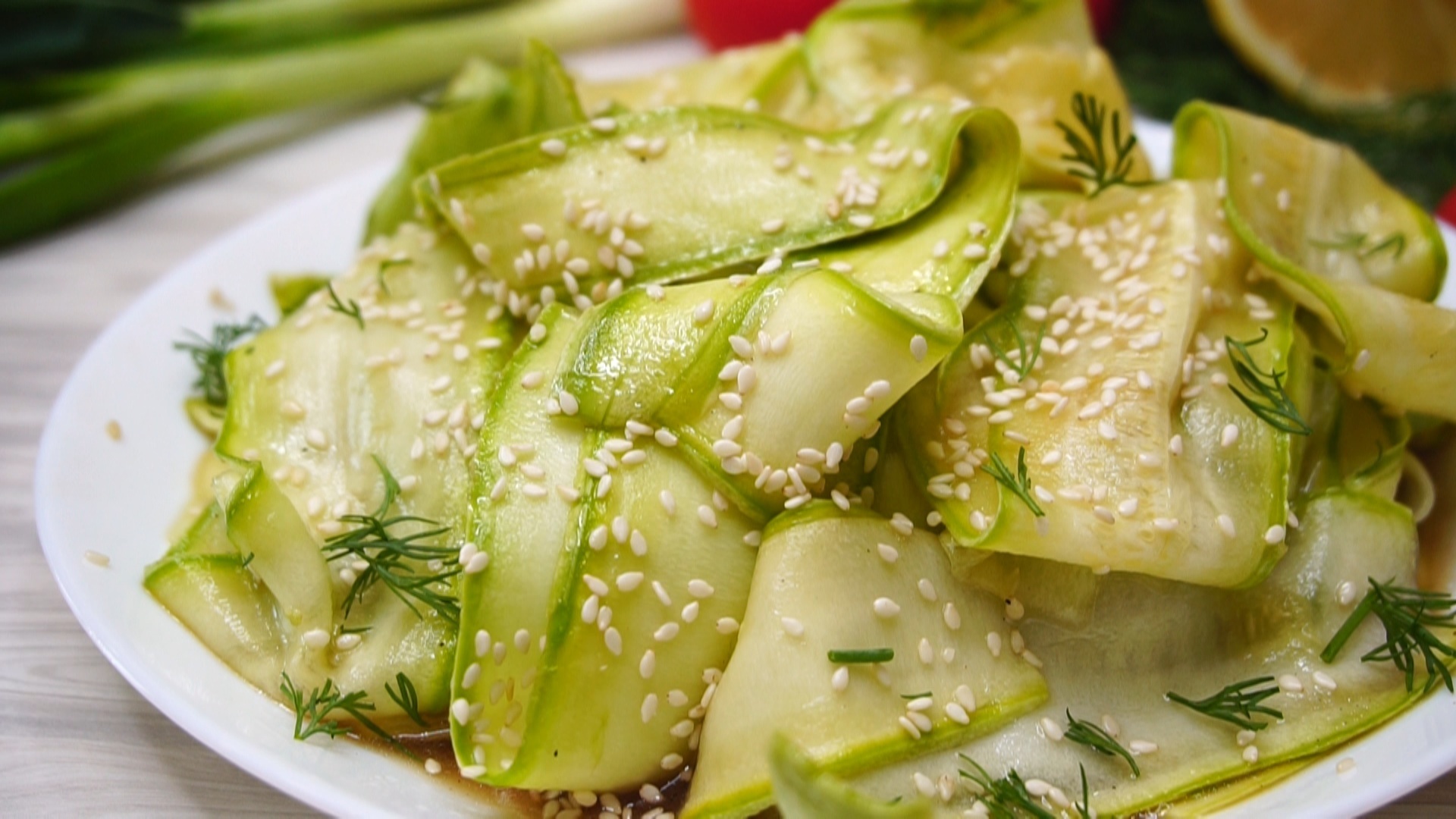 Фото к рецепту: Салат с кабачками "удивительный"