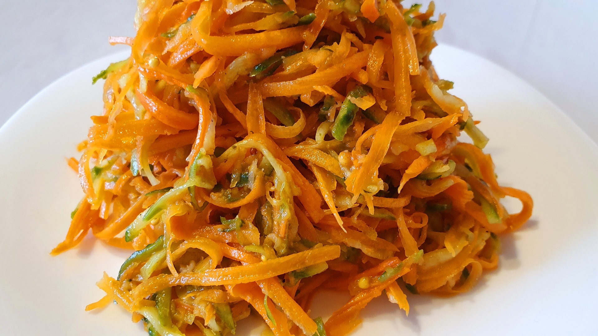Фото к рецепту: Салат "морковь с огурцами" по-корейски