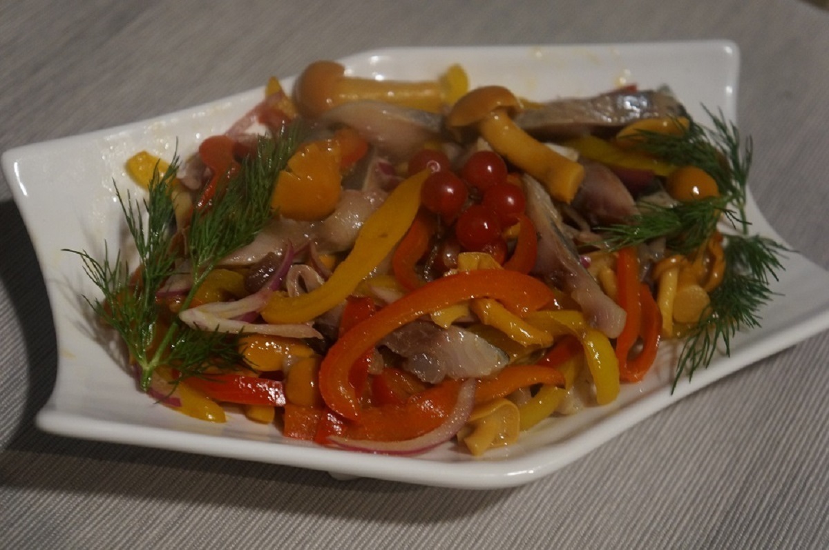 Фото к рецепту: Салат закусочный «селедочка с грибами»